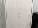 une armoire blanche dans un coin de la pièce