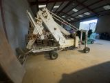 une image d'une machine qui se trouve dans un bâtiment