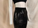 une jupe à paillettes noires et un haut court sur un mannequin, un mannequin, un mannequin, un mannequin, un mannequin, un mannequin, un mannequin