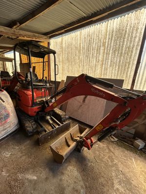 une photo représentant un tracteur et une chargeuse dans un garage