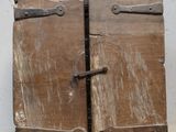 deux portes en bois ouvertes, posées sur une table