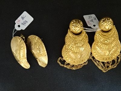 deux paires de chaussures plaquées or et une paire de boucles d'oreilles