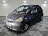 la photo d'une petite voiture garée dans un garage