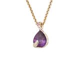 un collier avec une pierre violette et une chaîne en or sur fond blanc