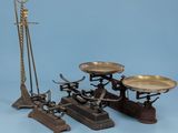 deux balances anciennes en laiton, avec un marteau et une balance, sur fond bleu