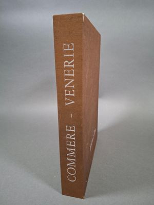 un livre brun posé sur une table