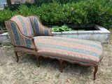 une chaise longue posée au milieu de l'herbe
