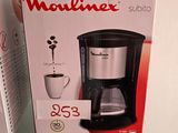 une boîte de cafetière posée sur une étagère