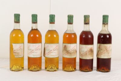plusieurs bouteilles d'alcool sont alignées sur une table