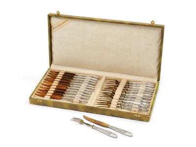 DOUZE COUVERTS À GÂTEAU 12 fourchettes et 12 couteaux, en ar…