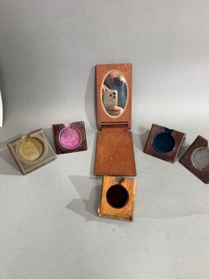 une petite boîte en bois surmontée d'un miroir