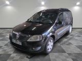 la photo d'une petite camionnette noire garée dans un garage