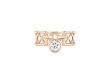 gros plan d'une bague en diamant sur fond blanc