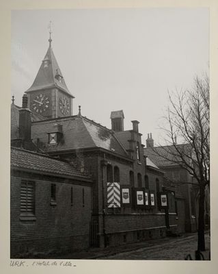 une photo en noir et blanc d'un bâtiment doté d'une tour horloge