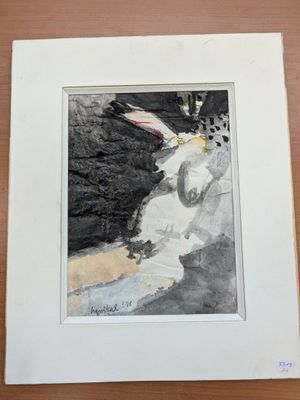 une photo d'une photo représentant un chat et un oiseau posés sur une table