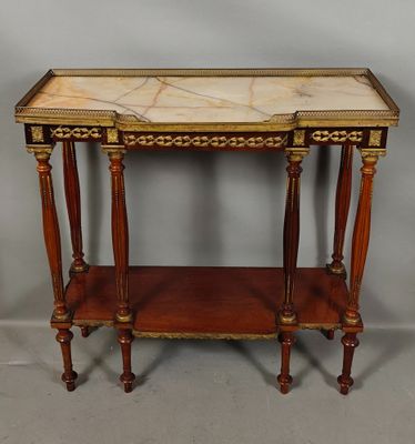 une vieille table en bois avec un plateau en marbre et des pieds en bois