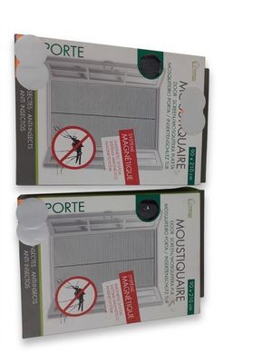 deux cartons contenant des climatiseurs sur lesquels est apposée une affiche « anti-moustiques »