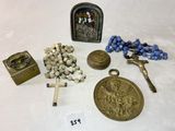 de nombreux objets religieux posés sur une table