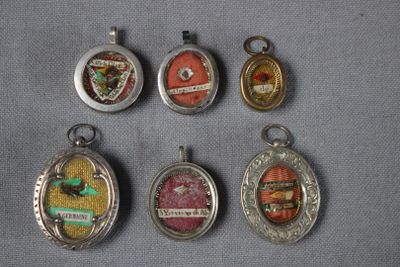 Plusieurs types de pendentifs sont présentés sur un fond gris