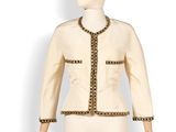 une photo d'un mannequin portant une veste blanche ornée de chaînes dorées