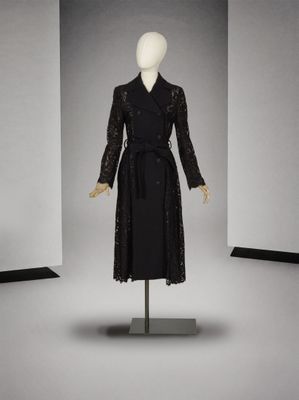 une photo d'un mannequin vêtu d'une robe et d'un manteau noirs