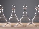 trois carafes en verre transparent posées sur une table en bois