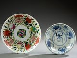 deux assiettes à motifs posées sur une table