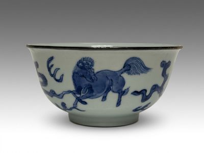 bol en porcelaine bleue et blanche orné d'un motif représentant un cheval sur le côté