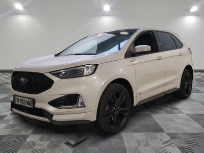 Une Ford Edge Sport blanche est garée dans une grande pièce