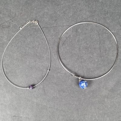 Lot de 2 tours de cou : l'un en argent orné d'une boule de s…