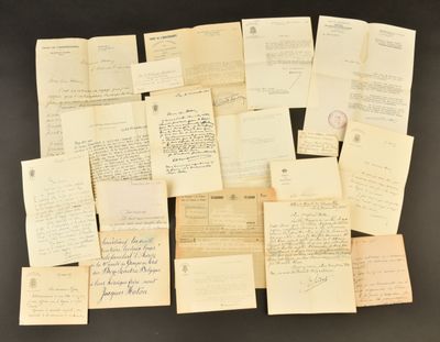 Plusieurs vieilles lettres et papiers sont empilés sur une table