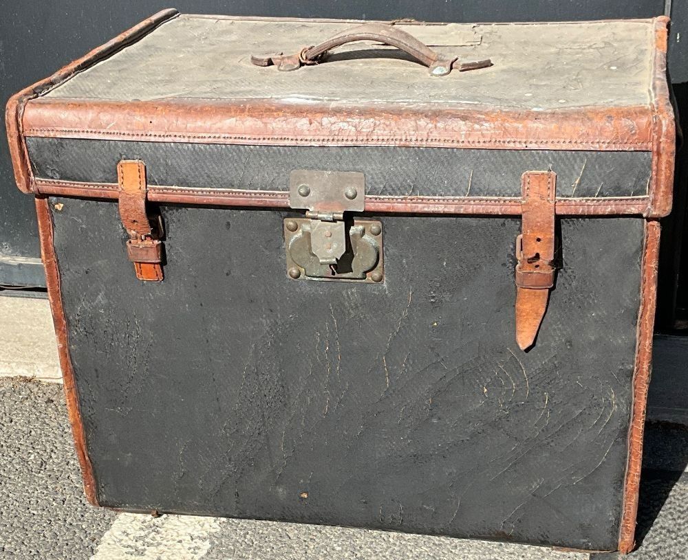 Malle de voyage de la fin XIXe ou début XXe en bois recouver…