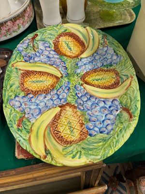 une assiette posée sur une table, sur laquelle se trouvent des fruits