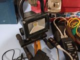 tout un tas d'appareils électriques posés sur une table