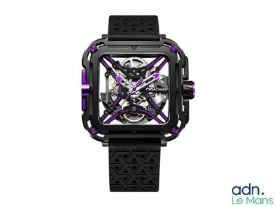 un gros plan d'une montre sur fond blanc, rehaussée de touches violettes