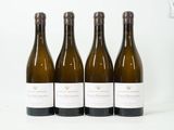 trois bouteilles de vin sont alignées sur une surface blanche