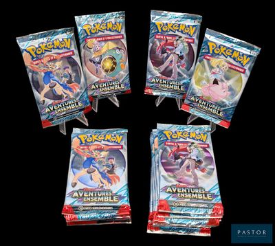 un lot de quatre paquets de cartes Pokémon empilés les uns sur les autres