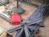 un parapluie posé sur une table