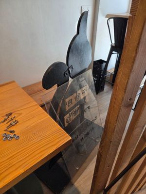 une table en bois sur laquelle est posé un vase en verre