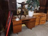 un bureau en bois sur lequel se trouve une plante en pot