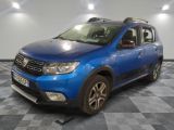 La Dacia bleue est garée dans une pièce au sol carrelé en damier.