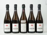 six bouteilles de vin sont alignées sur une surface blanche