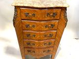 une petite commode en bois avec dessus en marbre