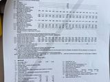 une banane posée sur une table, à côté d'une calculatrice