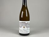 une bouteille de vin blanc posée sur une table