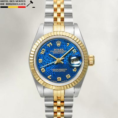 une montre au cadran bleu, montée sur un bracelet en or