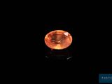 un saphir orange sur fond noir
