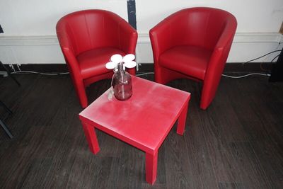 A L'ETUDE : Trois fauteuils cabriolet rouge
