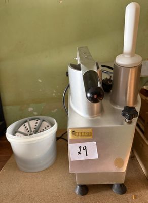 une machine posée par terre à côté d'un seau