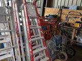 plusieurs échelles empilées dans une pièce